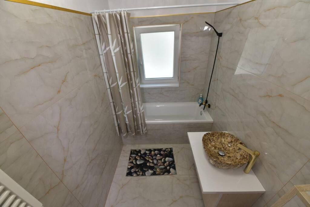 Luxury Studio / Ghencea Apartment บูคาเรสต์ ภายนอก รูปภาพ