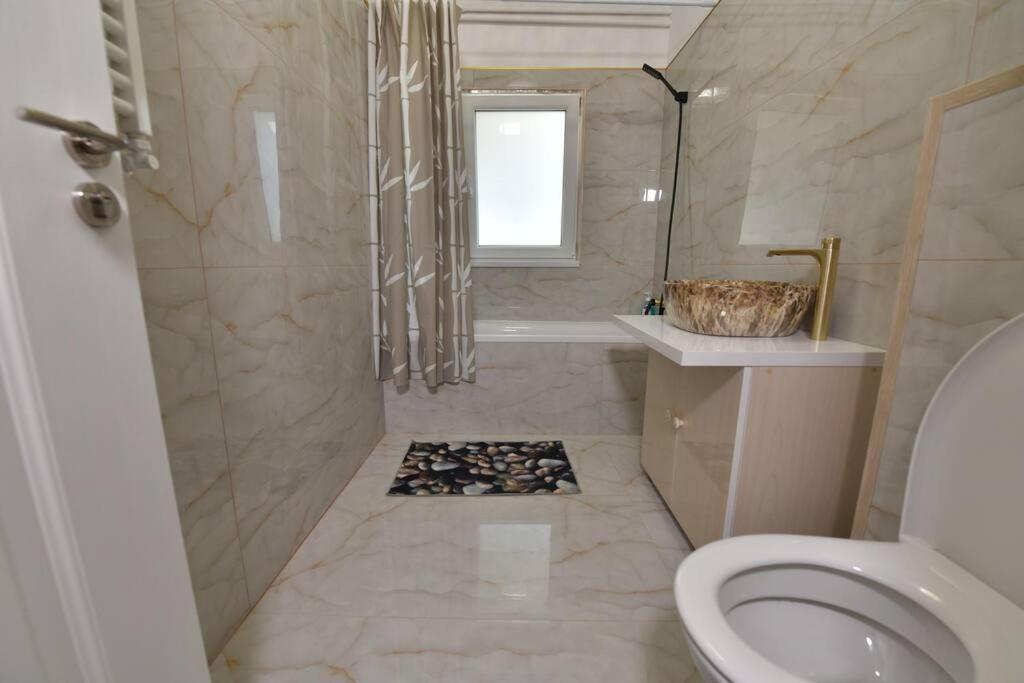 Luxury Studio / Ghencea Apartment บูคาเรสต์ ภายนอก รูปภาพ